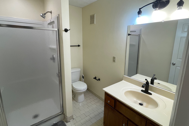 Bathroom 2 - Fully Furnished Spacious And Conveniently Located Unit Available For Rent In The Heart Of Nashville
