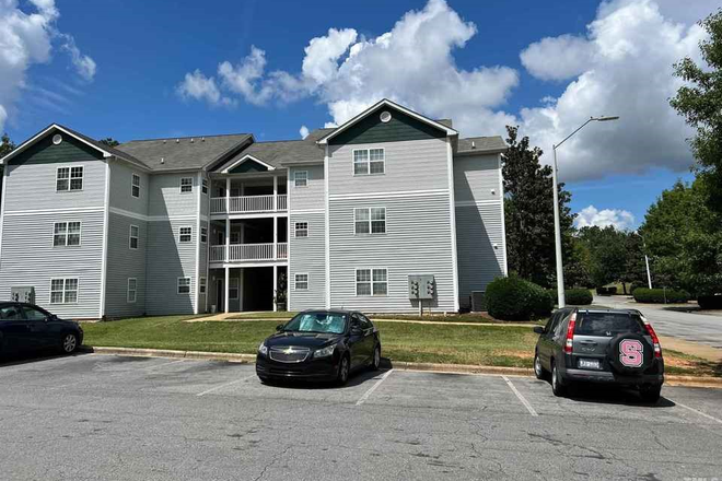 Parking - An apartments with 3 bed and 3 bath for NC State Students www.ncstudentsliving.com