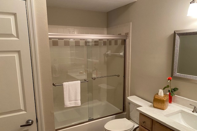 2nd Bathroom - Newly renovated 2 bedrooms/2baths furnished condo 7 minutes from MUSC/Roper