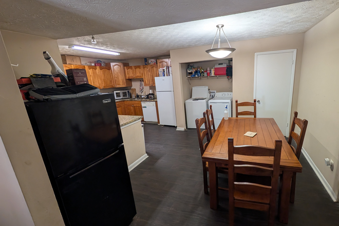 dining area and washer/dryer - Stratford Ridge Apartments
