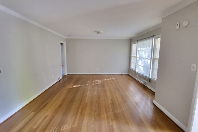 Livingroom - 3 Minutes away from Emory Clairmont Campus! House