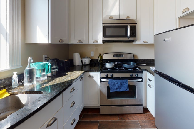 Call NOW for showings! 617-236-8550 - CHARLESGATE EAST - LRG SPLIT 1BR FOR 2 PPL W/ H&HW INC, LNDRY ON SITE, BAY WINDOWS AVAIL *9/1/2026* Condo