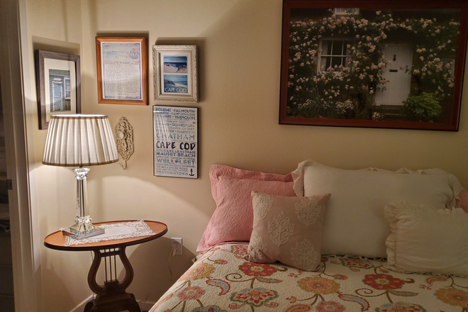 End table and lamp - Avia lajolla Apartments