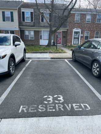 Reserved Parking - 4 Bedroom 2.5 Bath near UMD can ride a bike to campus and close to METRO Townhome