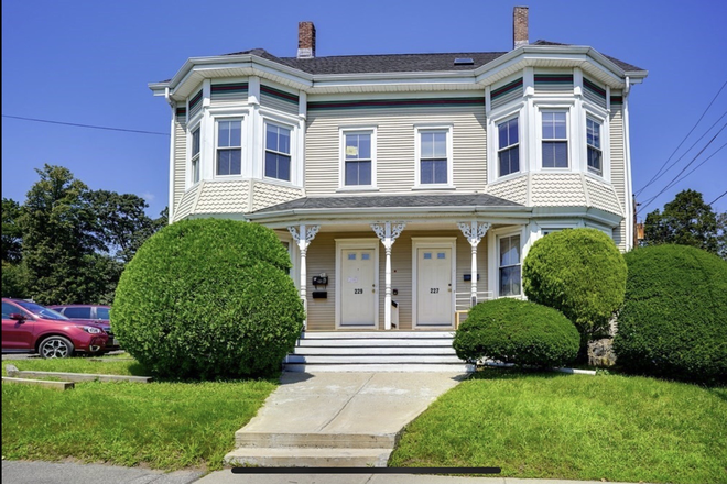 Front of the house - Gucci House, a block from campus. Very spacious and bright rooms. 5 beds/2baths or 3beds/1bath