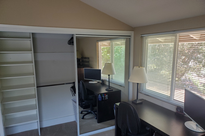 Desk and closet - Turtlerock Home - bike to UCI (Bicycle, utilities, High Speed WiFi included)