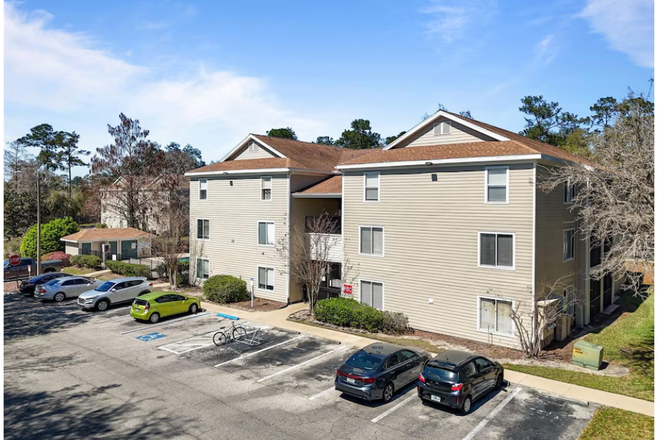 Free parking place - University Terrace  Condominiums, Renovated and look new apartment close to campus,
