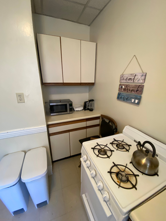 ! - NO BROKER FEE studio right by Comm Ave! HT/HW incl, separate kitchen area! Ref #281808316 Apartments