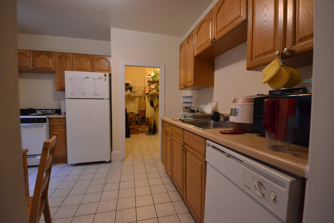 . - 2 Split layout (3 Bedrooms) 1 BA on Hemenway St Avail 9/1
