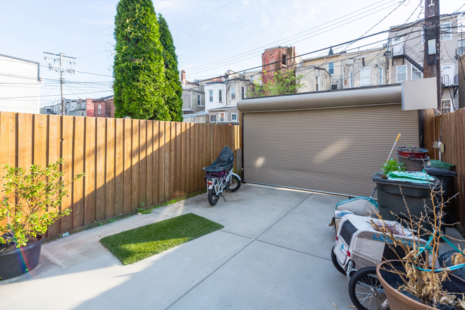 Gated Parking Pad - Stunning 3 Level Home/ Gym/Decks/Parking