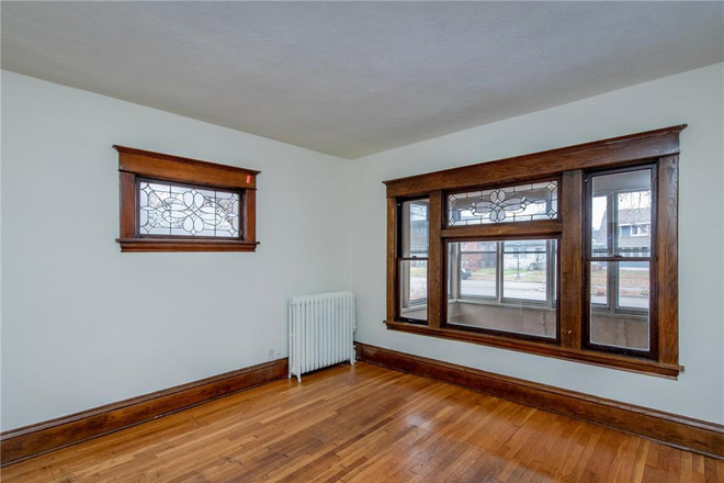 Livin Room - Huge 6 Bedroom SFH- Close to Saint Thomas- June Move In House