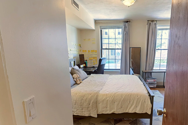 Unit - DELEADED 3 BED 1.5 BATH EAT IN KITCHEN, ONE GARAGE PARKING SPOT!! 9/1 Condo