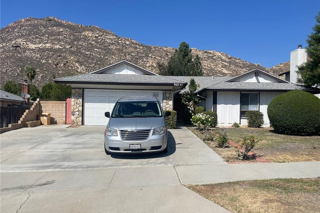 front - Single Family Home with 5 bedrooms and 2 bathrooms