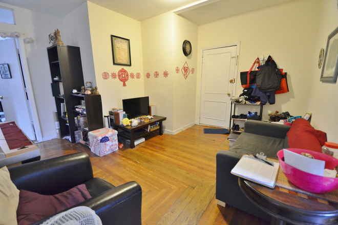 liv - 2 bedroom with livingroom. Super close to campus Apartments