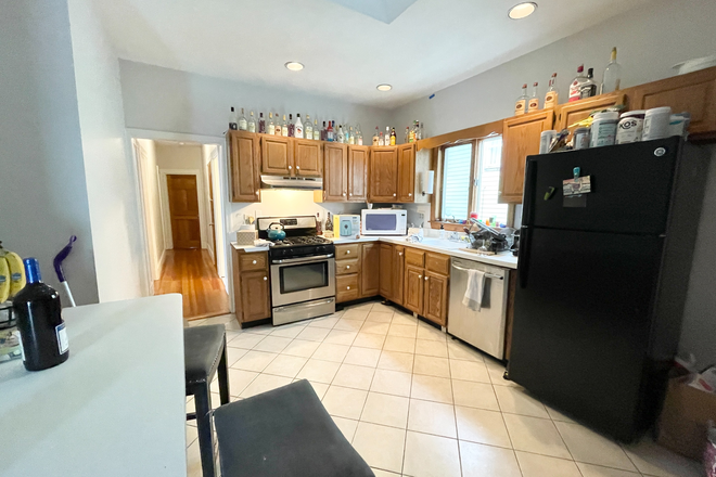 . - Top Floor, Hardwood floors, private deck, close to train Apartments