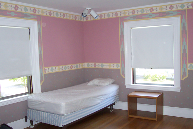 Lrg bedroom #1 - Room in HouseShare for FEMALE Grad Student or Empl Professional near BC Law Sch