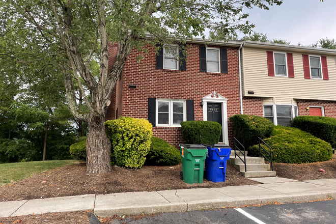 Welcome to Rdige Road! 4 bedroom end unit townhouse. - SPACIOUS 4 BR, 3.5 bath, end unit townhouse - no app fee. New plank flooring TBD!