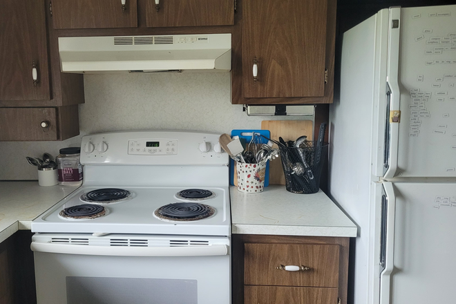 fully equipped kitchen - Summer Sublet. FULLY FURNISHED ROOM. CLOSE TO TUFTS UNIVERSITY Apartments