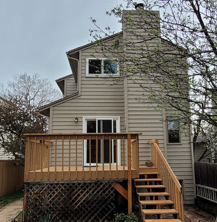 Backyard view of deck - Bright and Sunny house. Beautiful quiet neighborhood. 3 Bedroom plus office, 2.5 Bathroom