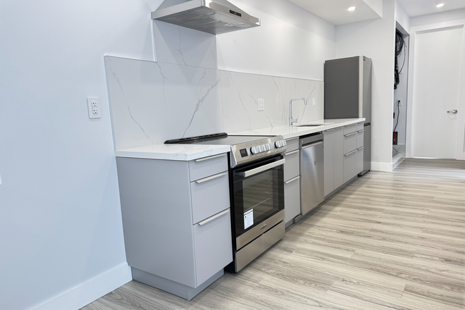 Kitchen - 10 Minutes to UofT, 2 Bedroom 2 Bathroom, Laundry in suite, 1 kitchen w/Balcony