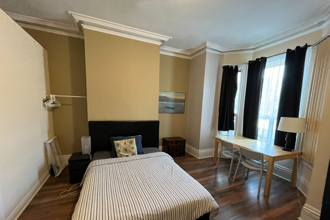 Bedroom before Sofia (it's even nicer now) - Spacious bedroom with ensuite located in Chinatown, 15 minute walk to St. George campus