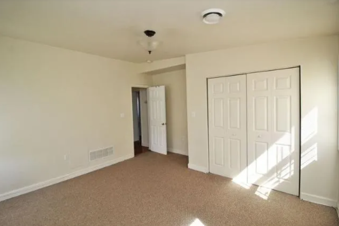 Bedroom - $775/month for 1 Bed, $1550 for 2 Beds Summer Sublease in 2Bed/1Ba Townhouse Apartment
