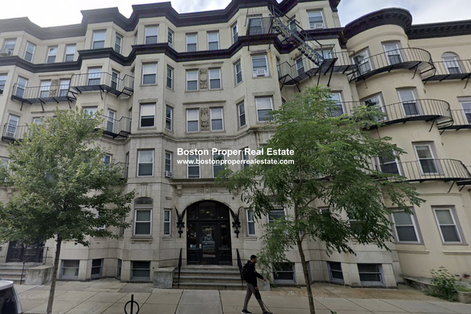 a - 3 big bedrooms by Whole Foods in Symphony Apartments