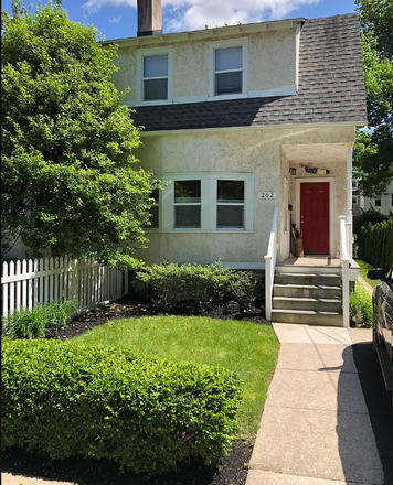 Front of house - Room in house close to campus!