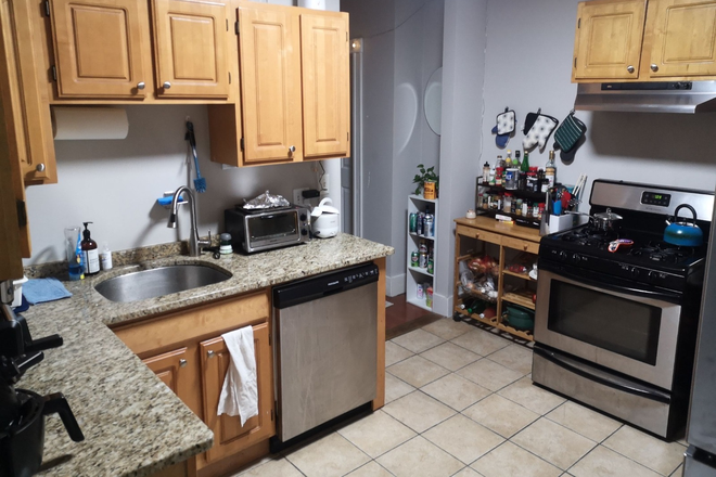 Kitchen with garbage disposal, big fridge, air fryer, coffe makers - Furnished Bedroom in a 2B/2B (sublet with possibility of extending) Apartments