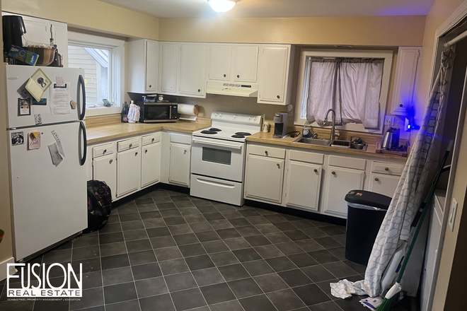 Kitchen - Spacious 2 Bed with Private Backyard & Heat Included! Apartments