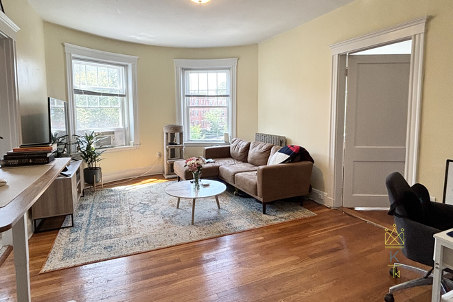 living room - Sunny top floor Brookline 1 bed with update kitchen and office Apartments