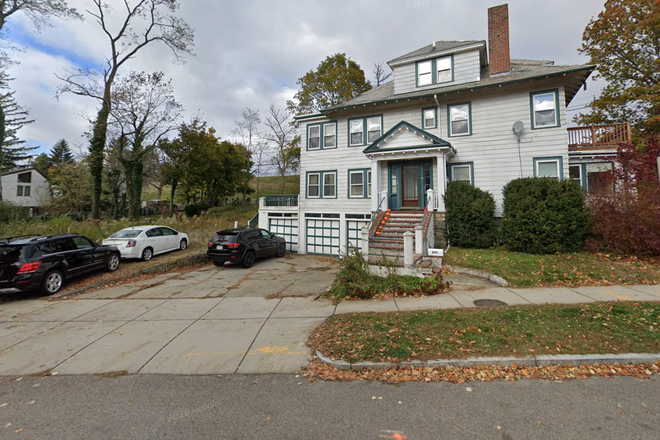 Outside View - Private Room Sublet – 5 Min Walk to Boston College House