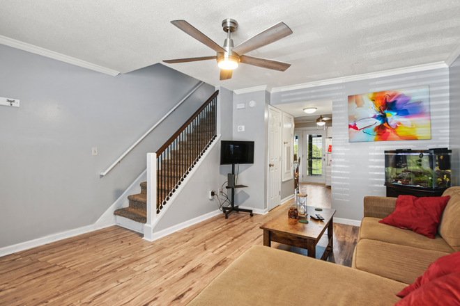 Living Room - Affordable 2 bedroom Townhouse near MUSC