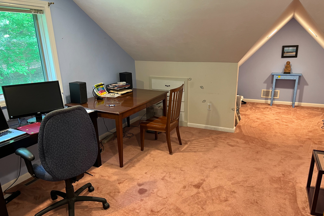 Office/Study 1 - Quiet Two Room Suite with Private Bath House