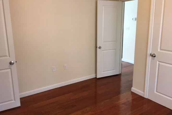 bedroom - 16 Netherlands Rd Apartments