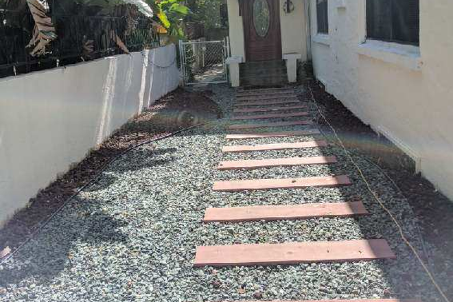 SEPARATE -PRIVATE ENTRY  STUDIO - Charming , centrally located studio with first class finishes, private entrance , second floor House