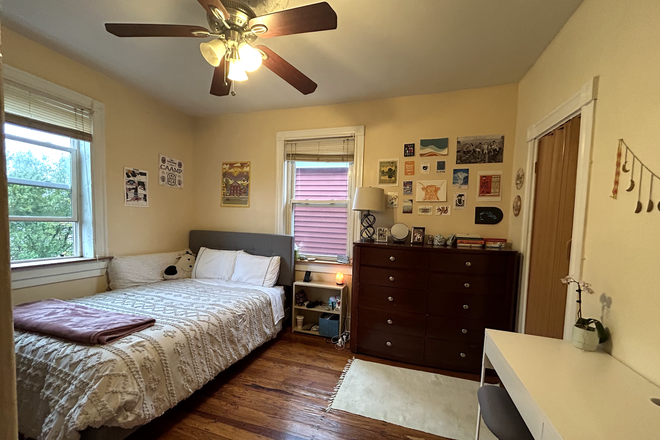 Bedroom (queen bed) - Apartment Sublet Spring/Summer 2026