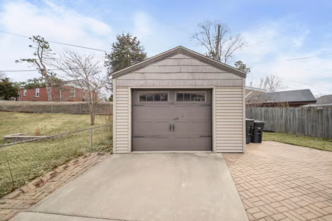 Garage - Cozy Bungalow close to Campus House