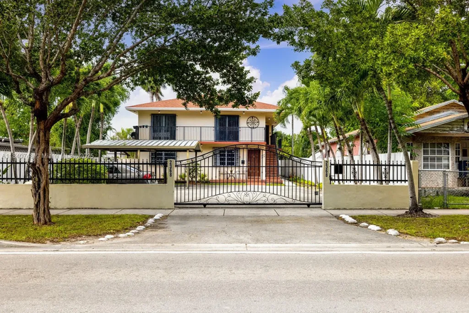 Street View - Spacious Duplex Unit Just Off Miracle Mile
