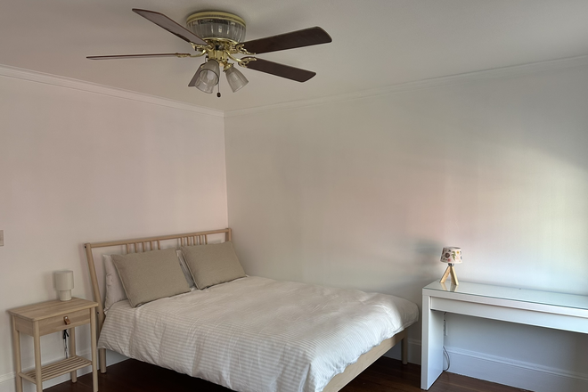 Sunny Bedroom - Northampton  - Room in Round Hill neighborhood home **
