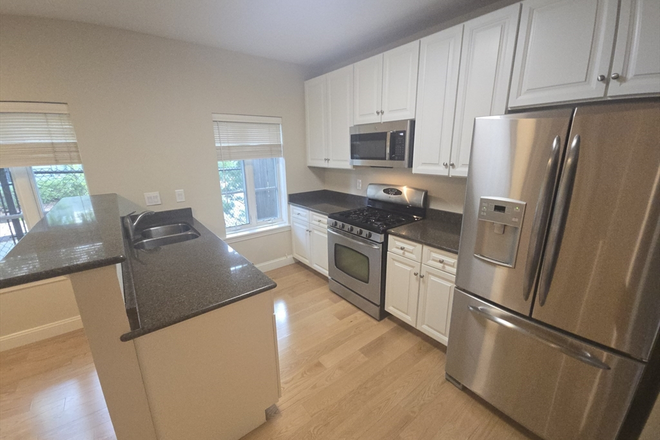 . - Sun-Drenched 1 Bed / 1 Bath w/ Laundry in unit and parking! Available NOW! Apartments
