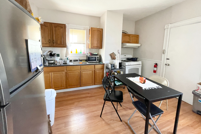 Kitchen - Spacious 4 Bed Apartment on Crescent Ave