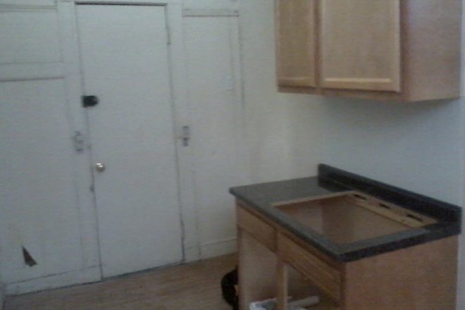 Hub Realty - Handy 2 bedroom split, private entrance, ground level Apartments