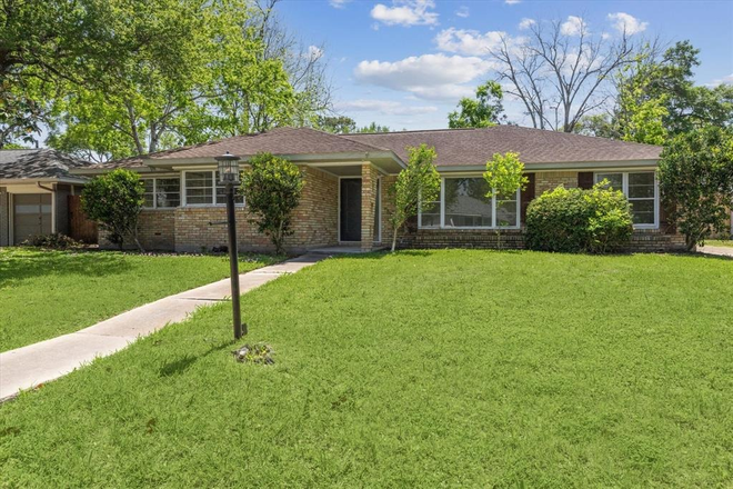 Street frontal view - Spacious, Newly Renovated Property Minutes from Rice U., Texas Medical Center, Downtown House