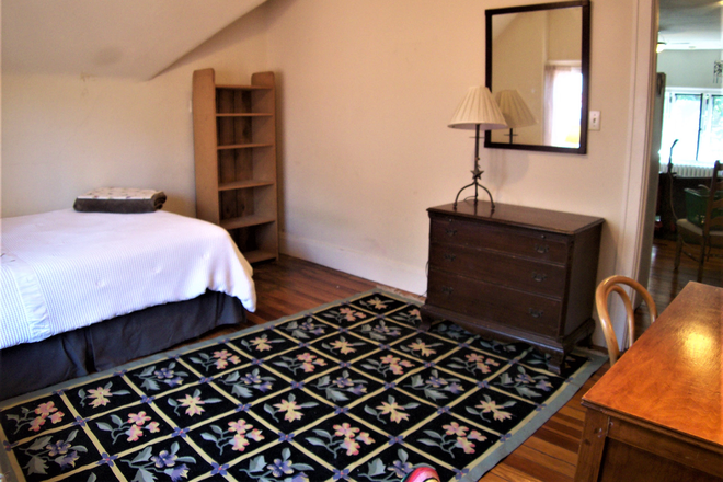 Other side of your bedroom - SHARE APT. IN PEACEFUL GASLIGHT AREA! CLEAN, NO DRAMA, 4 BDRM IN LOVELY HOME- CLEAN QUIET ONLY!