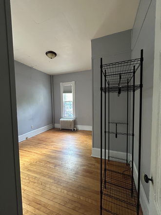 Room-entry way - Ground-level apartment close to campus!