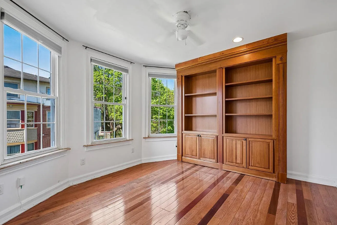 2nd floor bedroom/study - 6 bedroom, 4 bath home with lots of light