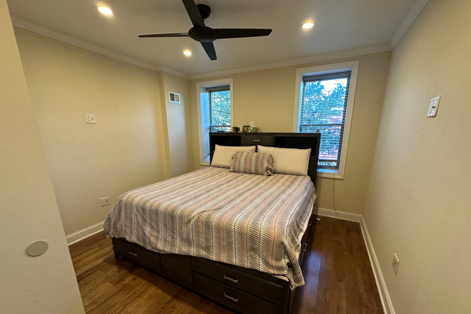 Master bedroom - Cozy Two-Bedroom in Southwest Center City Townhome