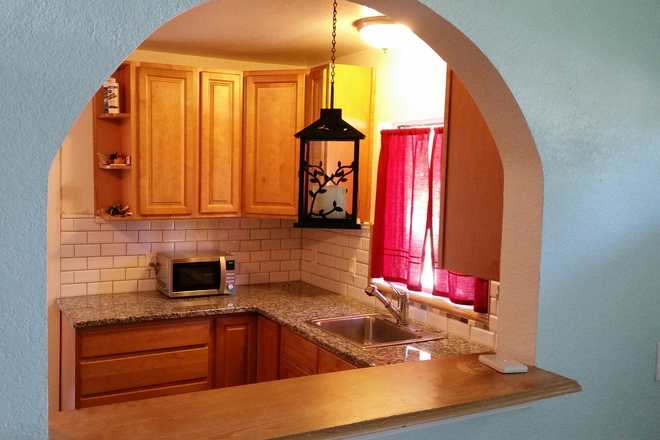Full Kitchen w/Granite & Custom Cabinets - $850 month w/G Fiber! Furnished Student Rooms, full Kitchen, 0.3 mile/8 min  bike, bus or walkable House