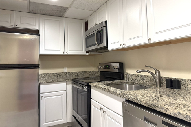 LIVING - BEAUTIFUL 3 BED WITH HEAT AND HOT WATER INCLUDED! Apartments